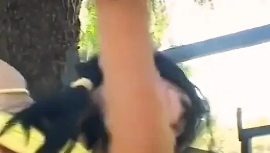 Cewek semok latina rambut cokelat dengan rambut kuncir lagi asik nyepong dan ngentot di luar ruangan