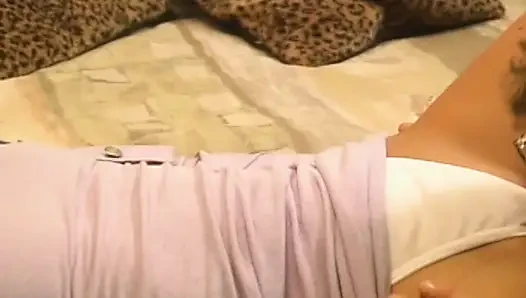 Blonde schönheit wird geleckt und zum höhepunkt gefingert