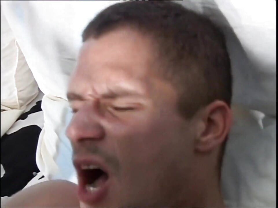 Napalona milf z owłosioną cipką ass fucked i wytryski na dupek przez Big Cock