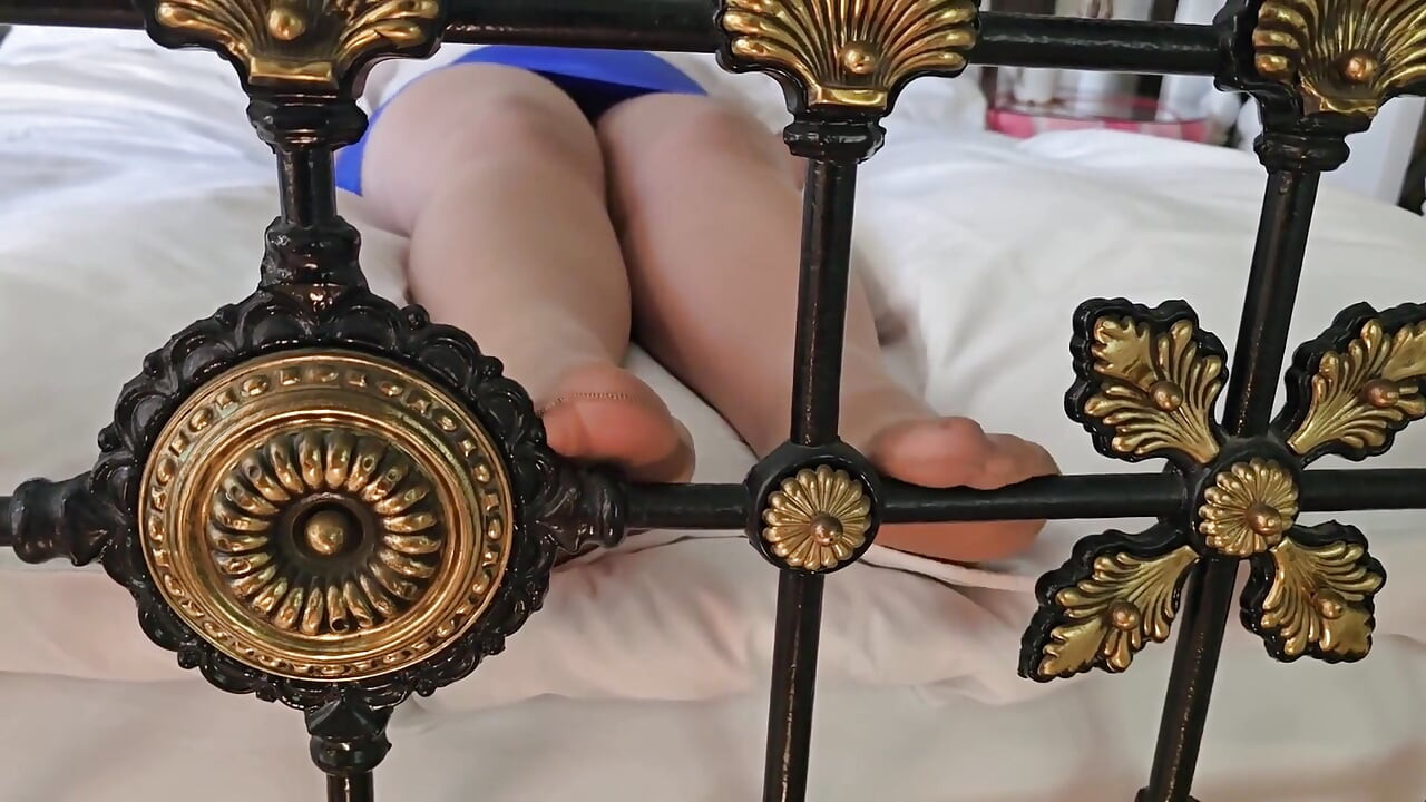 Une mini-jupe bleue se caresse les pieds, partie 1