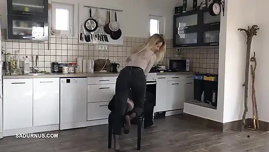 Мисс Amy Douxxx делает себя счастливой на лице рабыни