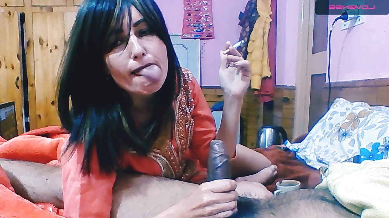 Ela faz uma mamada a um tipo e diverte-se antes do sexo