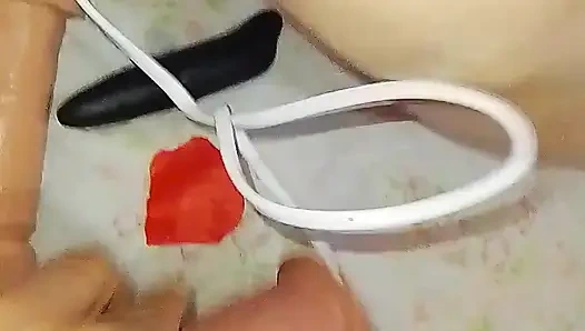 Bugün tam olarak ne yaptı, yarakını sapına yumruklayan bu iki iyi donanımlı kızı alırken