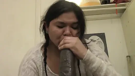 Dee lagi asik muasin dirinya sendiri