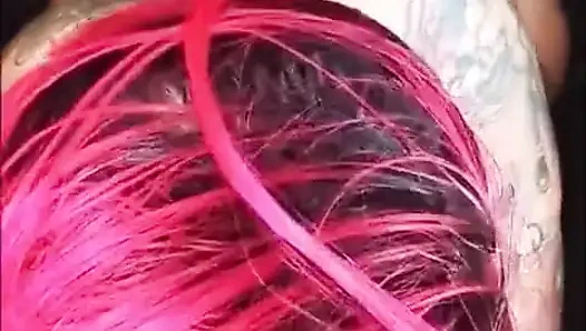 Шлюшка с огромным дилдо сосет