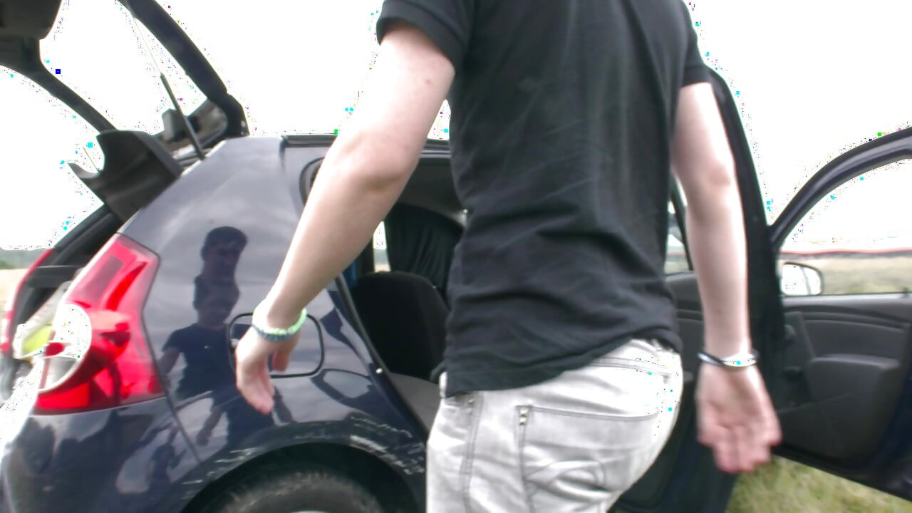 若い男たちが車5204でお互いのチンコをフェラし合う