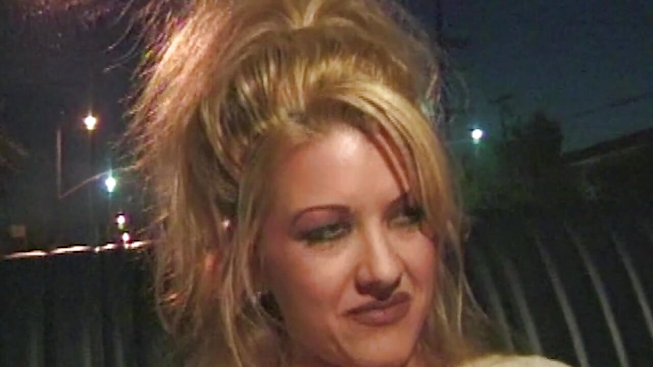 Wilde Taxifahrt: Heiße Blonde im Auto