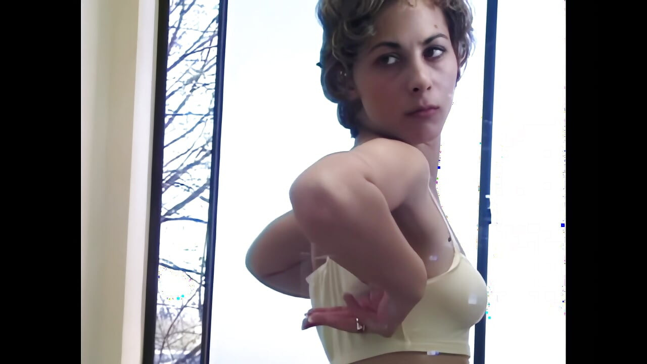 Seorang gadis cantik dengan vagina ketat yang manis disetubuhi dengan keras oleh zakar besar