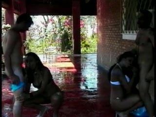 Acțiune bi-sexuală la saună