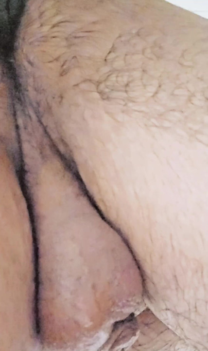 İlk kez hetero götüme büyük bir salatalık sokuyorum