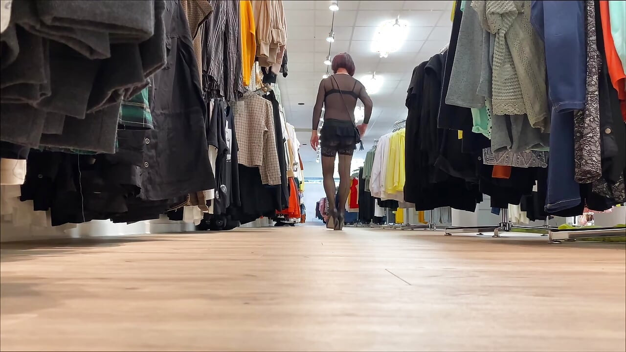 In een super kort minirokje en een doordacht bodysuit tijdens het winkelen