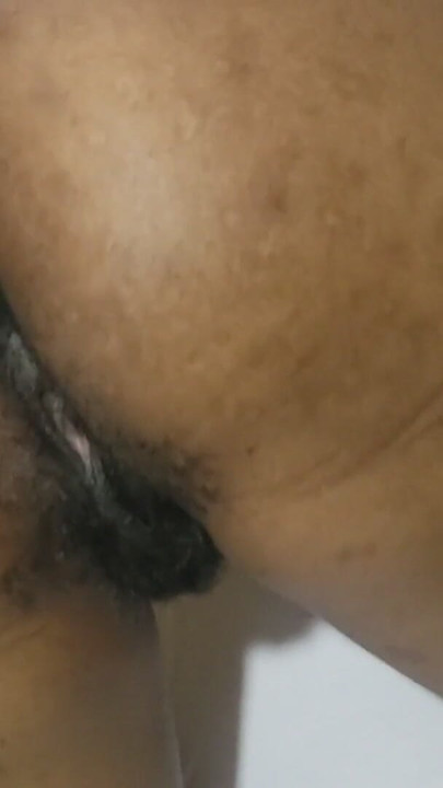 Mirá la vista impresionante de una mujer madura segura mientras entrega su cuerpo natural sin depilar | Clip 1