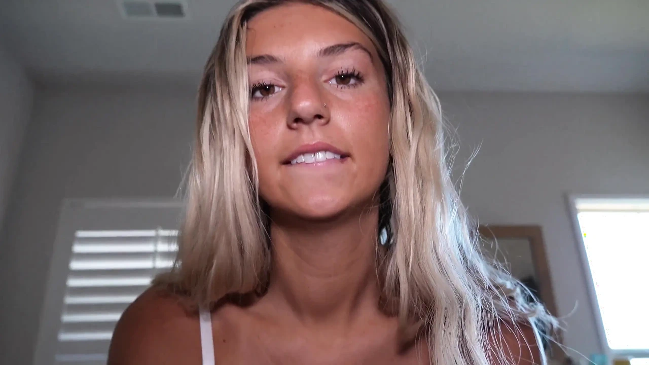 女大学生让她的脸被精液覆盖!