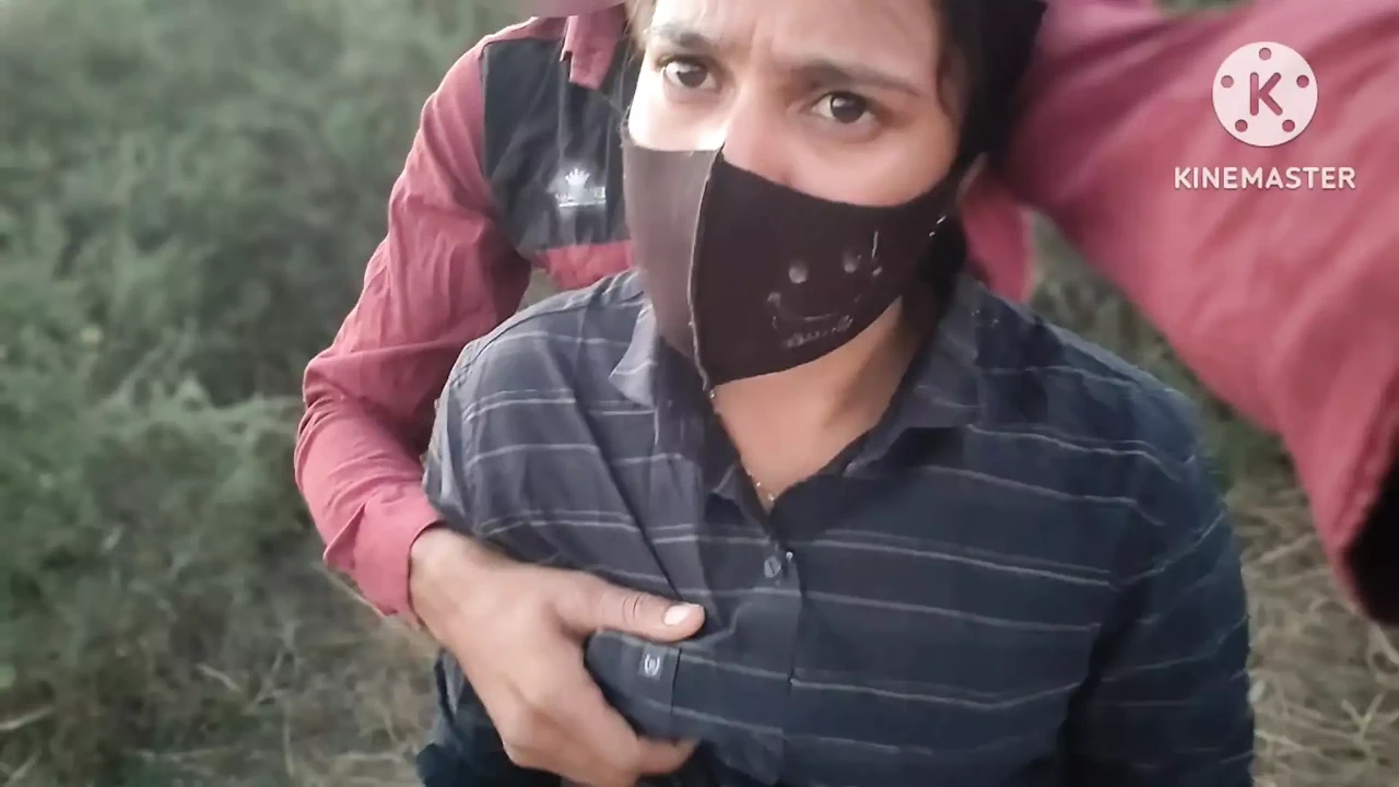 印度处女学生在丛林户外印地语中首次与男友发生性关系