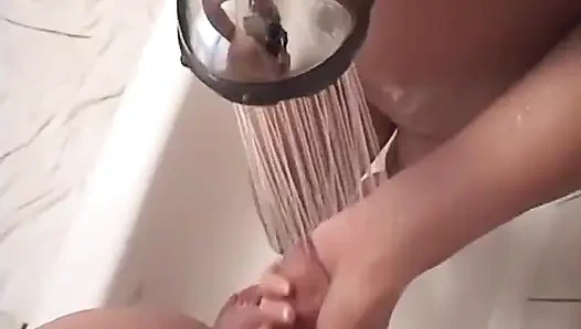 Sarah Moon сосет Maxx в душе