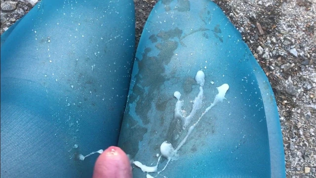 Crossdresser outdoor pissing and cumming on blue tights