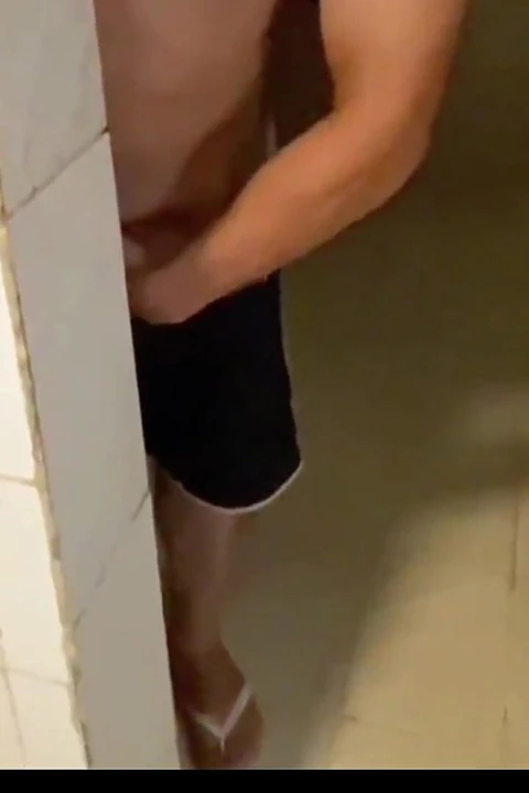 继母在厨房被人看着, 突然看到继子的鸡巴, 然后......