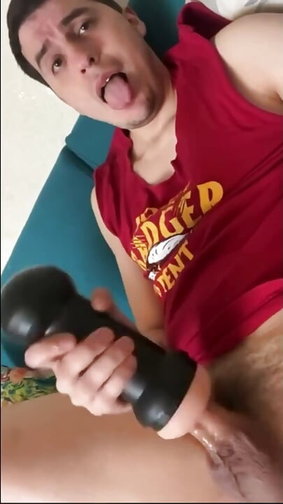 Csávó Fleshlight-lal a farkán, miközben análplug van benne