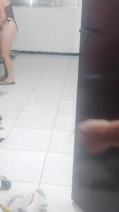 Snažan trenutak iz "Domaćica se žali tehničaru da njezin muž nije primijetio njezino novo donje rublje. Ona ga oblači"