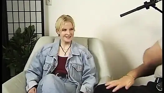 Юная блондинка показывает свои маленькие сиськи на кастинге