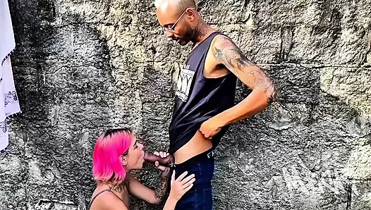 Saya pergi untuk menghabiskan beberapa hari di rumah seorang teman, dan saya menemukan temannya yang nakal melihat apa yang terjadi