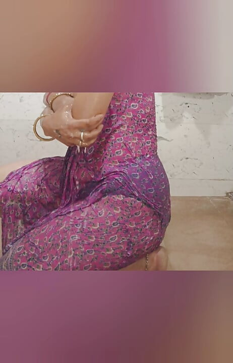 Priya bhabi hot body show in bathroom