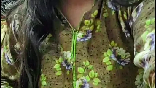 Insta Queen показывает свои сиськи на видеозвонке, дрочит для бойфренда, ММС видео