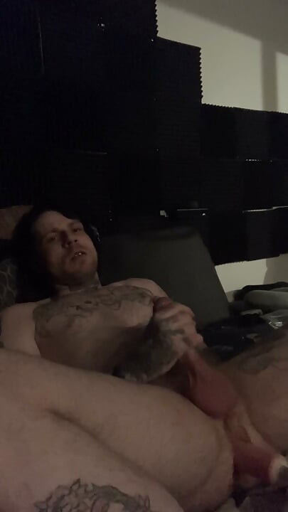 Twink alternativo tatuado sendo fodido e gozando