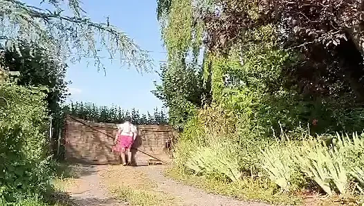 Dışarıda bir akşam için sıkı pembe elbise içinde giyinmiş