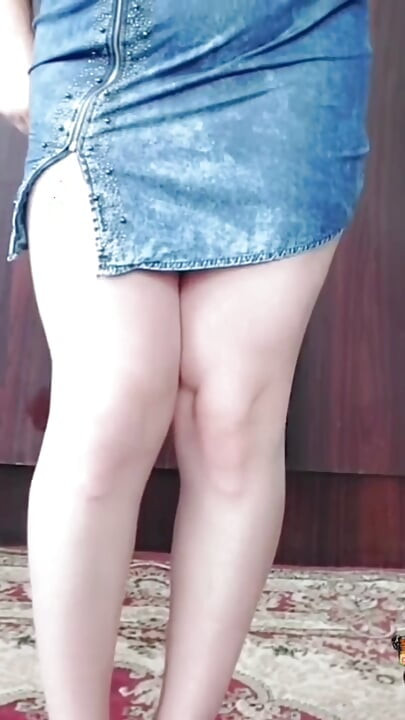 Femboy s velikim bokovima polako se kreće za tebe