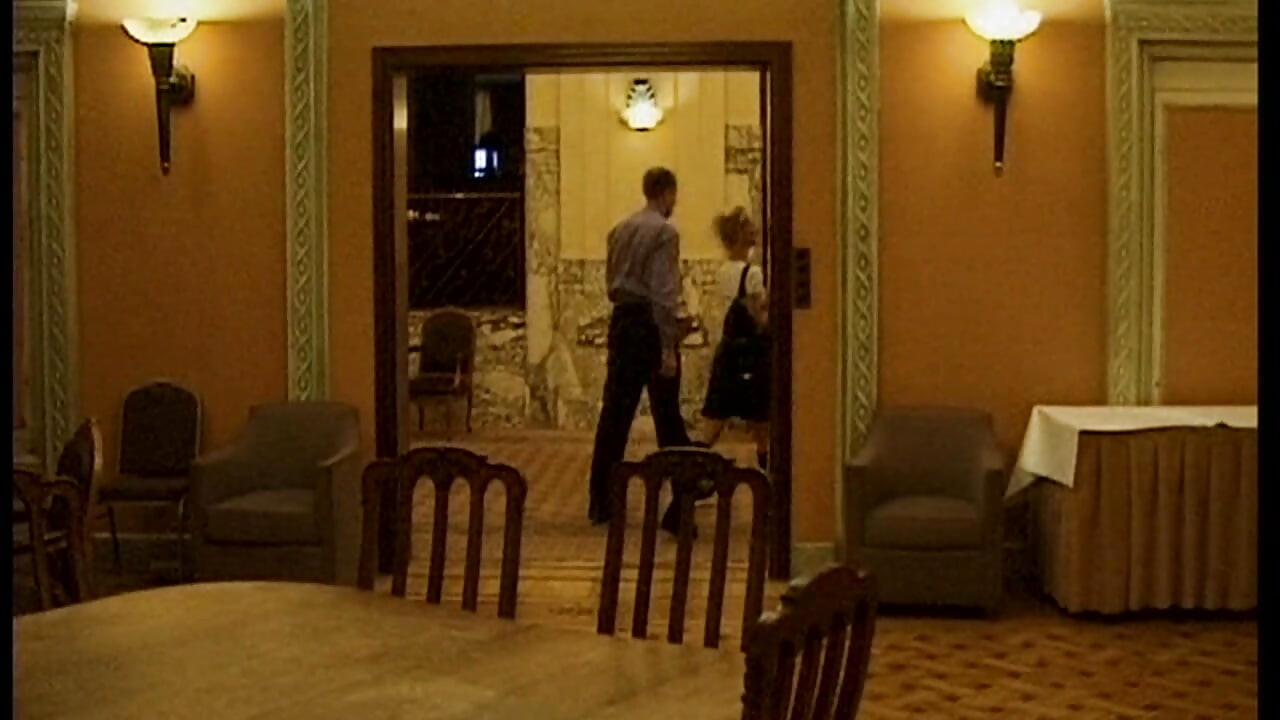 Blonda matură s-a întins larg în orgie cu degetele anale neglijaculate