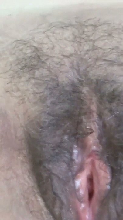 내 털이 무성한 보지를 즐기고 나를 존나게 따먹는 동안 자지를 존나게 만드는 걸 좋아해 | 클립 1