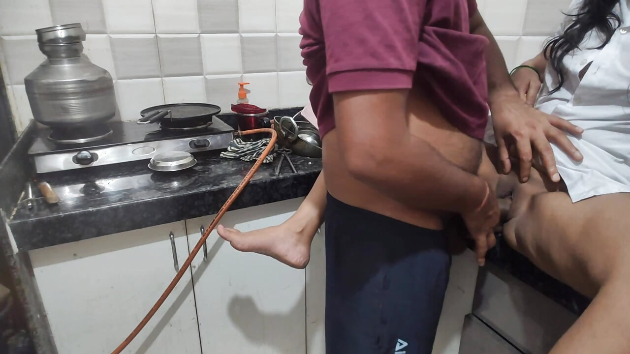 desi collage girl ne collage se ate hi apane padosi ko bulakar chut choda