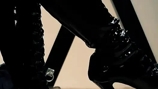Ballbusting pakai sepatu hak tinggi