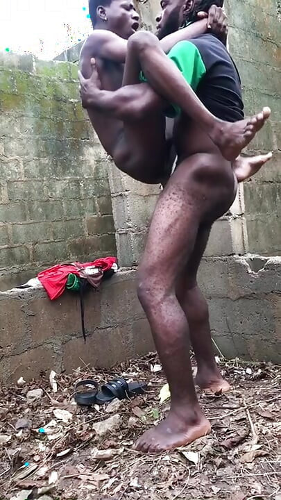 Dajem mu leđa uz leđa