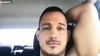 Homem peludo sexy em um carro