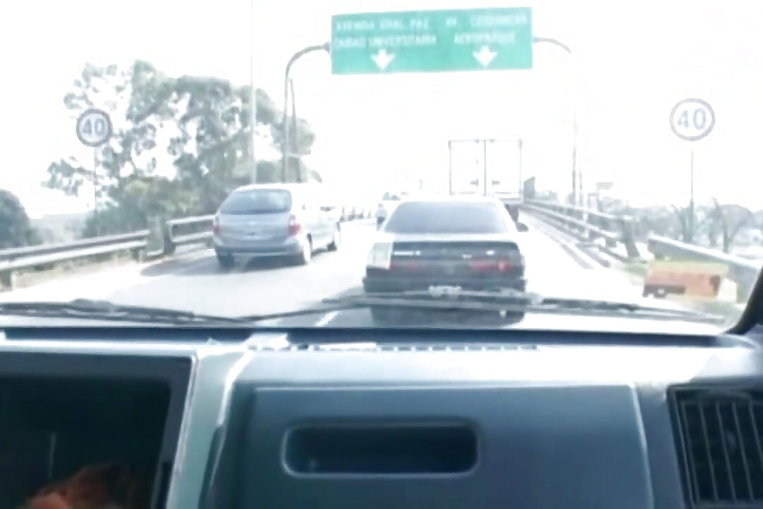 Trío en camioneta de mudanza