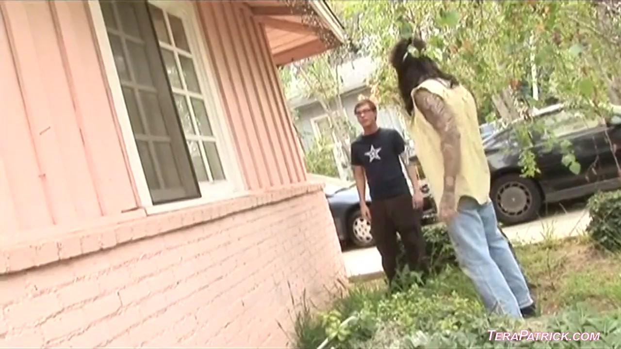 Cougar Teri Weigel uses her huge boobs to seduce the gardener