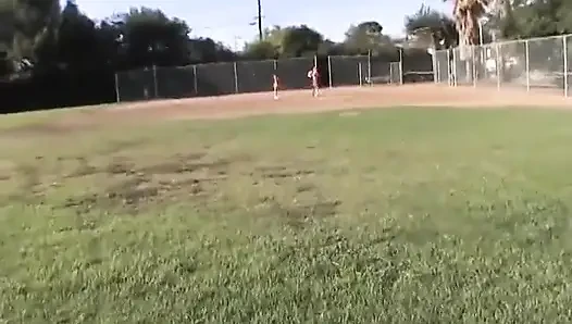 Молодая сучка против 1 большого члена!!