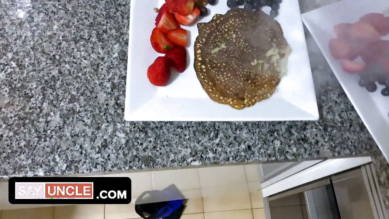 Latynoskie chłopaki ssają kutasa i liżą tyłek podczas śniadania