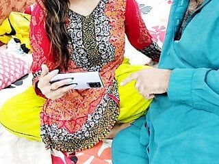 Pakistansk riktig man och fru tittar på desi -porr på mobilen och har sedan analsex med tydligt hett hindi -ljud