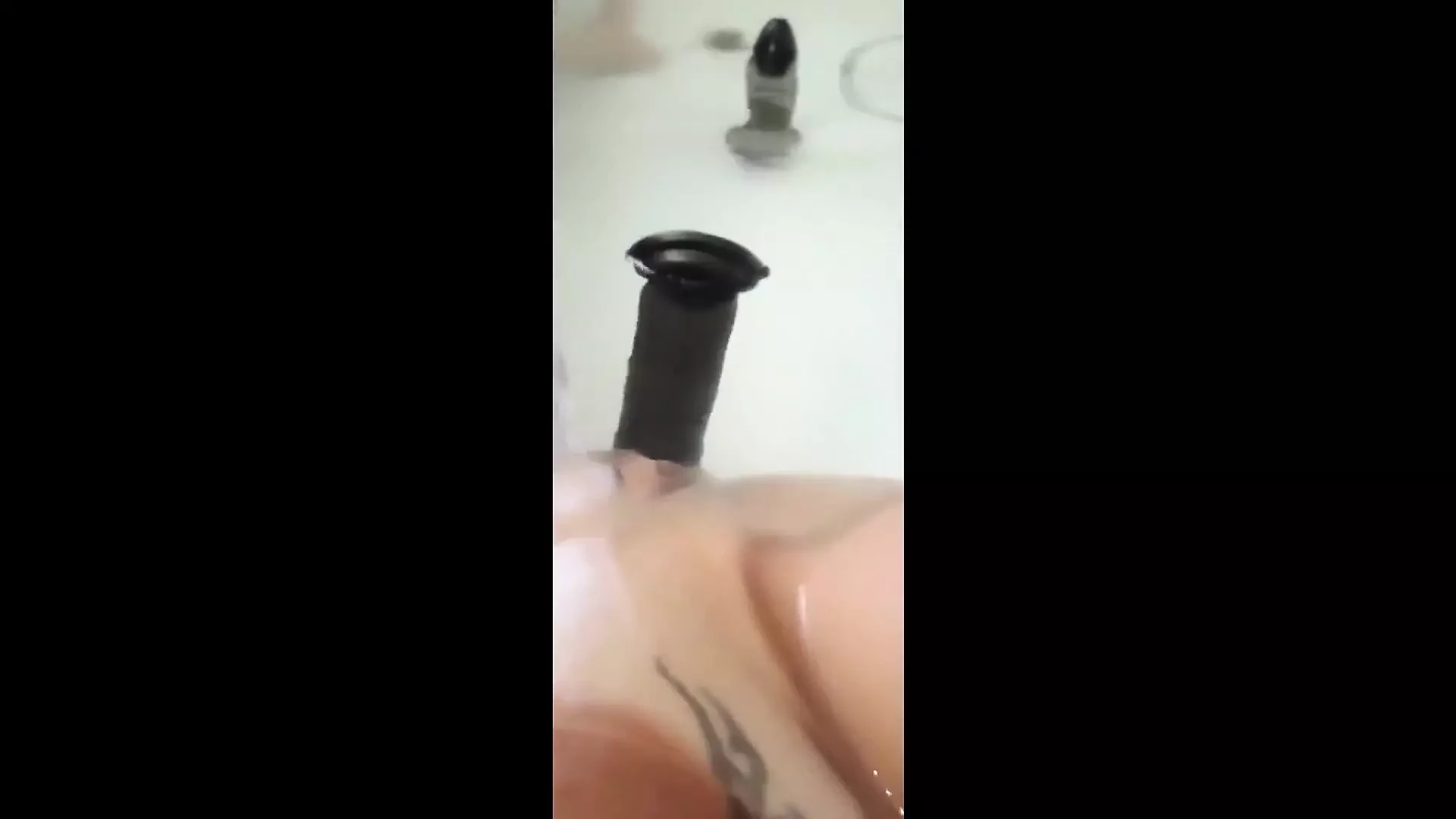 Chodne layak mammi bare dildo ke sath tab men khelti hai