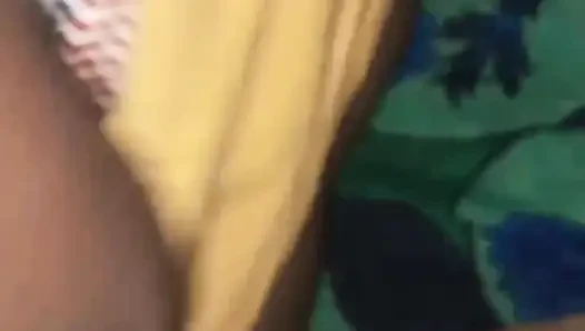 Bibi setuju untuk berhubungan seks denganku untuk pertama kalinya.
