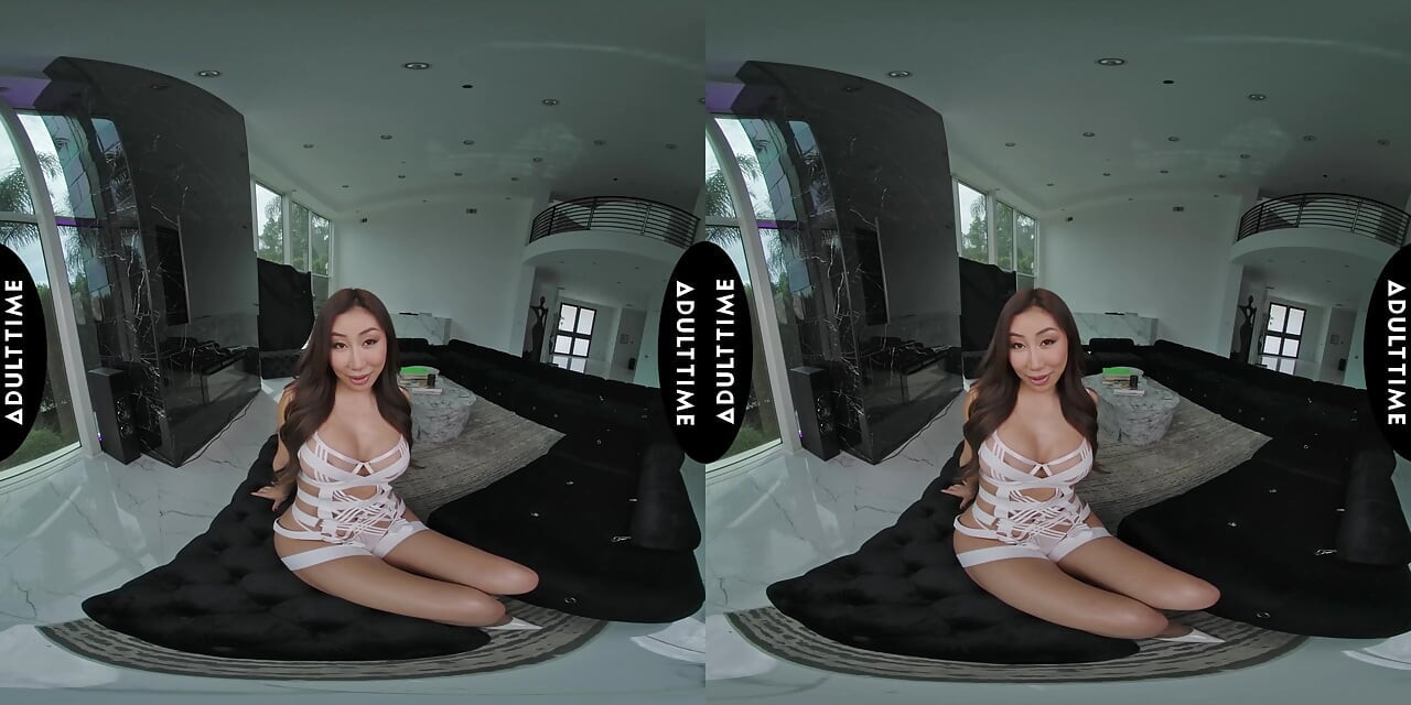 IZBLIZA VR - Nicole Doshi preuzima kontrolu u kaubojki vr pov sa intenzivnom vožnjom velikih sisa