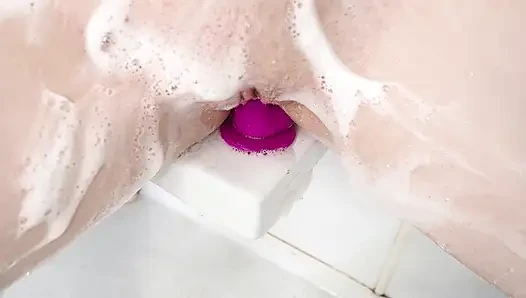 Versautes Teen-Girl besorgt es sich unter der Dusche