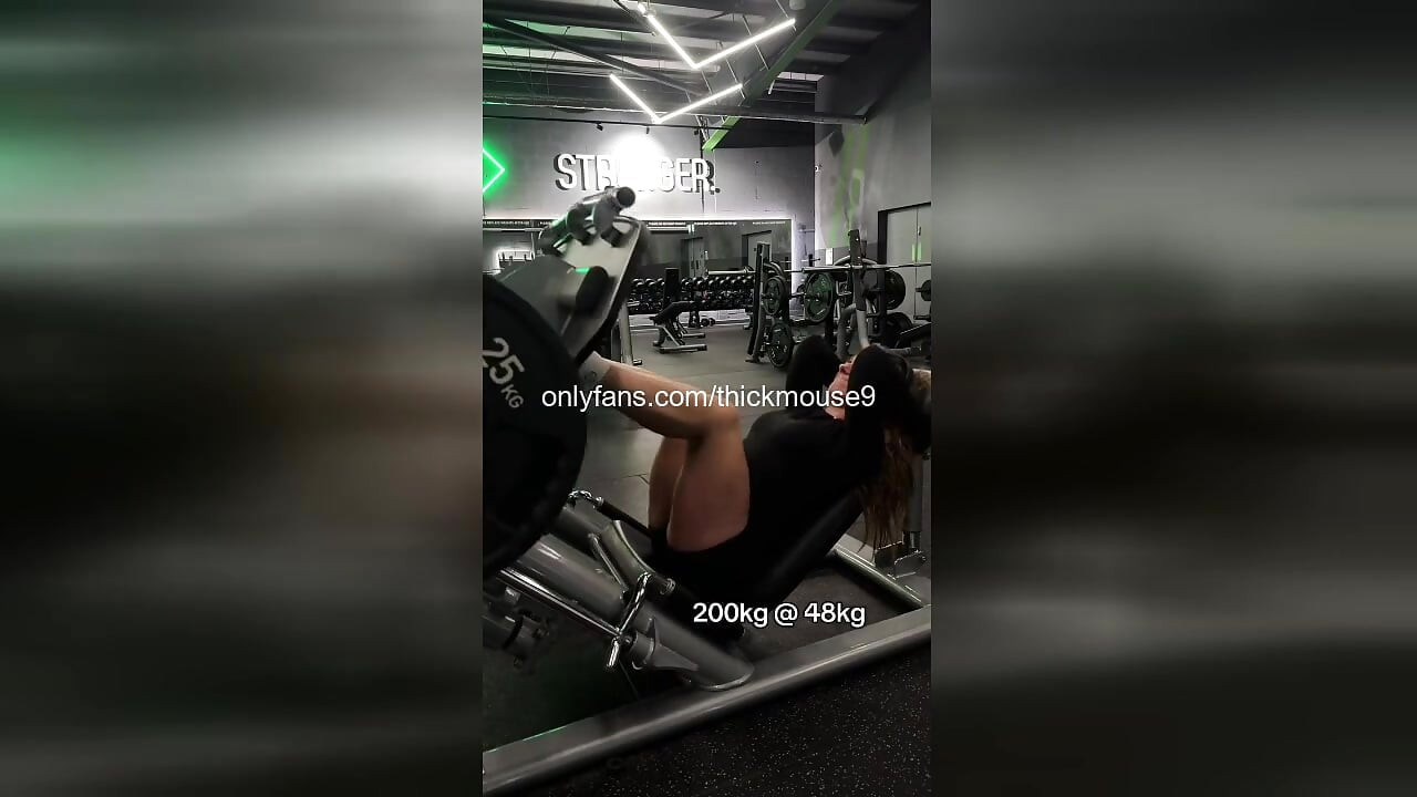 Tiktok live gym gangbang: 5 orang asing membuahi memek 18 tahun