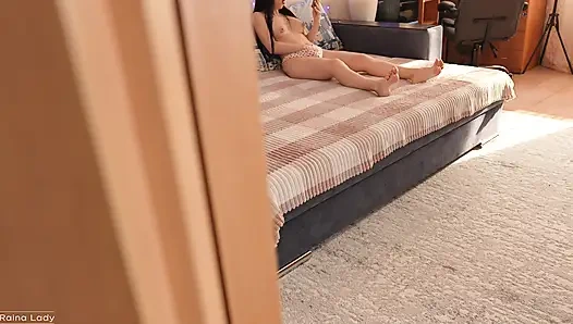 Aman tanrım, üvey kız kardeşimi mastürbasyon yaparken yakaladım!