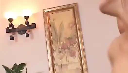 Brünette brünette MILf bekommt einen vibrator in ihre enge muschi gestoßen