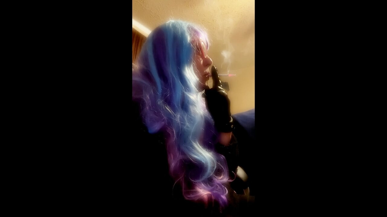 DO YOU LIKE TO WATCH ME SMOKE LONG CIGARETTES??