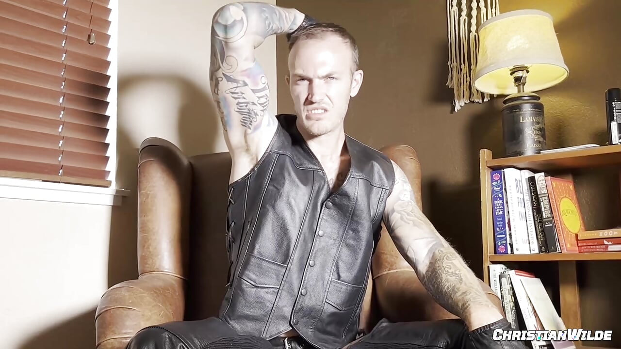 ChristianWilde: Christian Wilde želi da ga njegov voljni podređeni zadovoljava i obožava